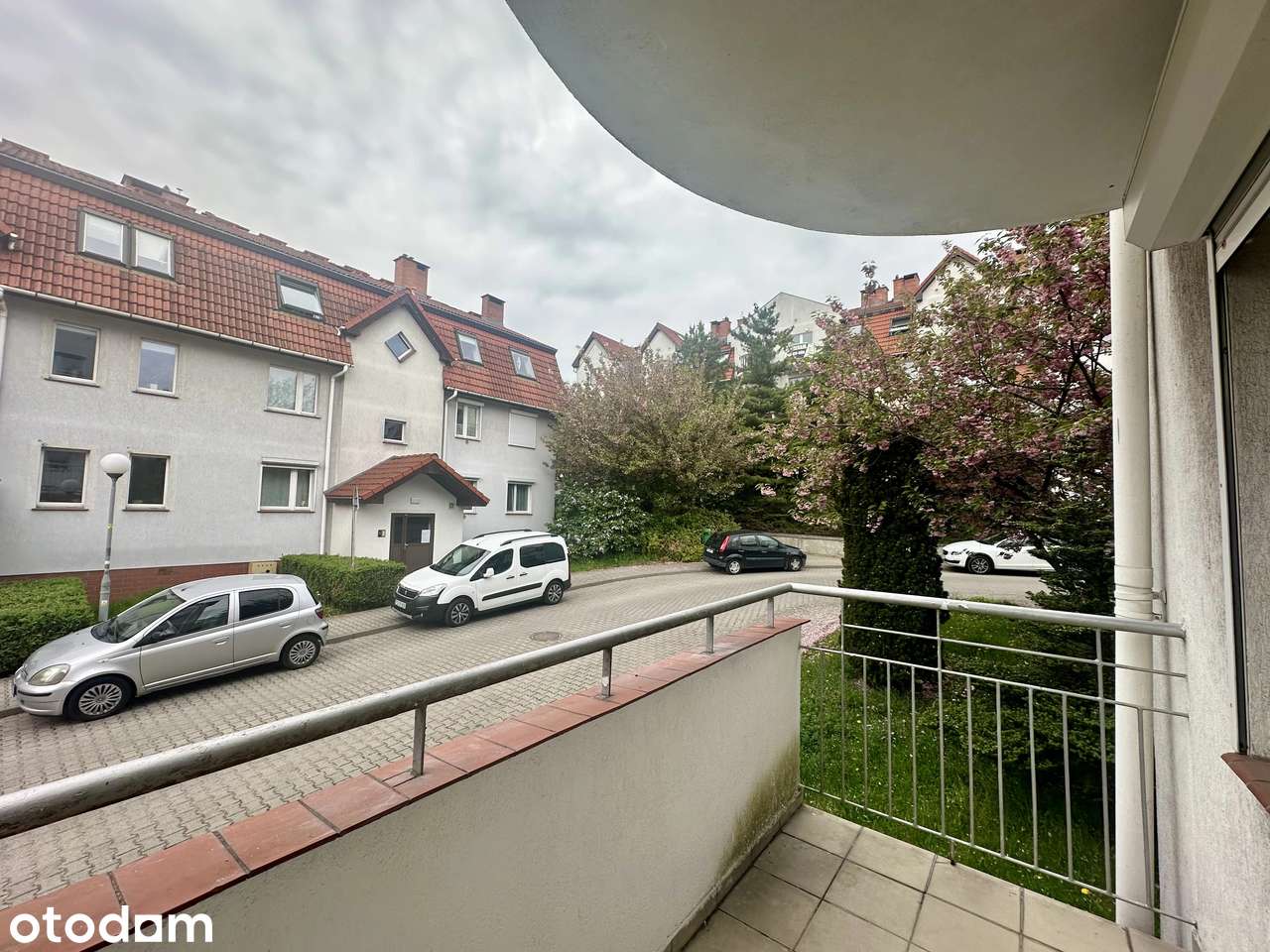 Jasna kawalerka z balkonem, dużą piwnicą i własnym ogrzewaniem
