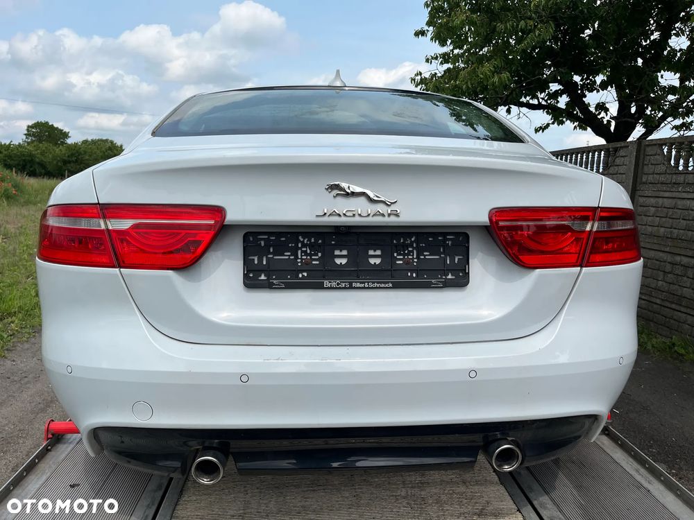 Jaguar XE 2.0 T R-Sport - 12