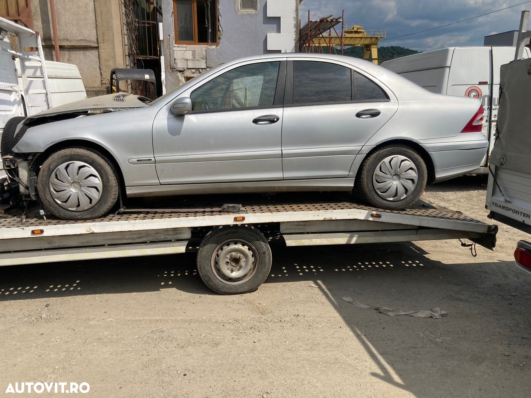 Dezmembrez Mercedes C Class W203 2.2 CDI 646.963 2005 - 9