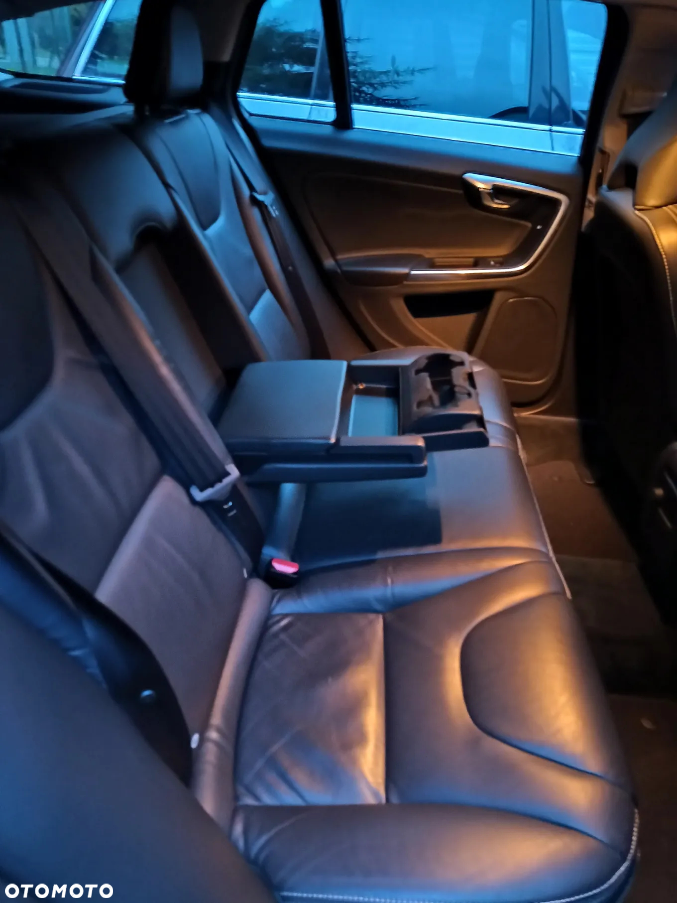Volvo V60 D6 AWD Plug-in Hybrid R-Design Summum - 23