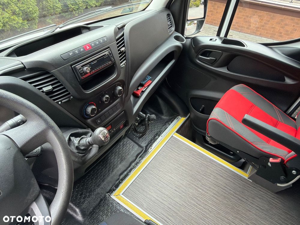 Iveco DAILY AUTOBUS 24 MIEJSCA / PRZEWÓZ OSÓB NIEPEŁNOSPRAWNYCH / KLIMA POSTOJOWA / WEBASTO / TELEWIZOR / LEDY W ŚRODKU KOLOROWE / Salon Polska/ Nowe Opony/Jak Nowe/Mały Przebieg/ - 21