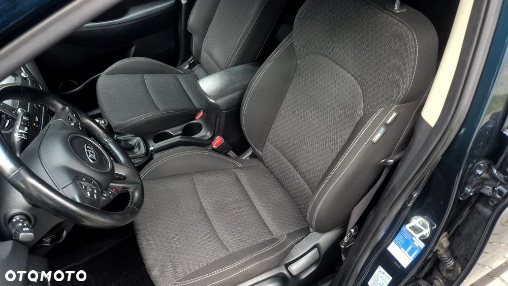 Kia Carens 1.6 GDI Dream Team Edition - 13