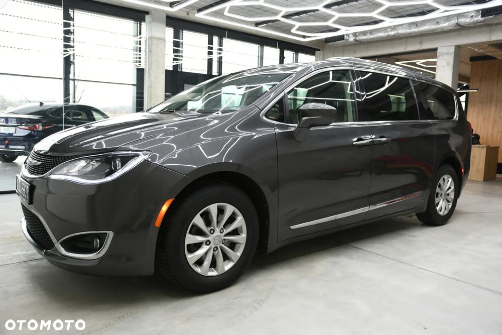 Chrysler Pacifica - 2