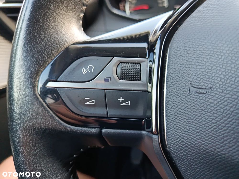 Peugeot 208 TURBO 100 Allure - 17