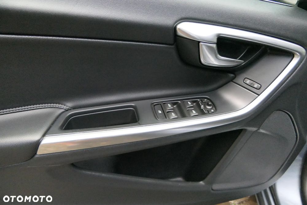 Volvo S60 D3 Drive-E Momentum - 24