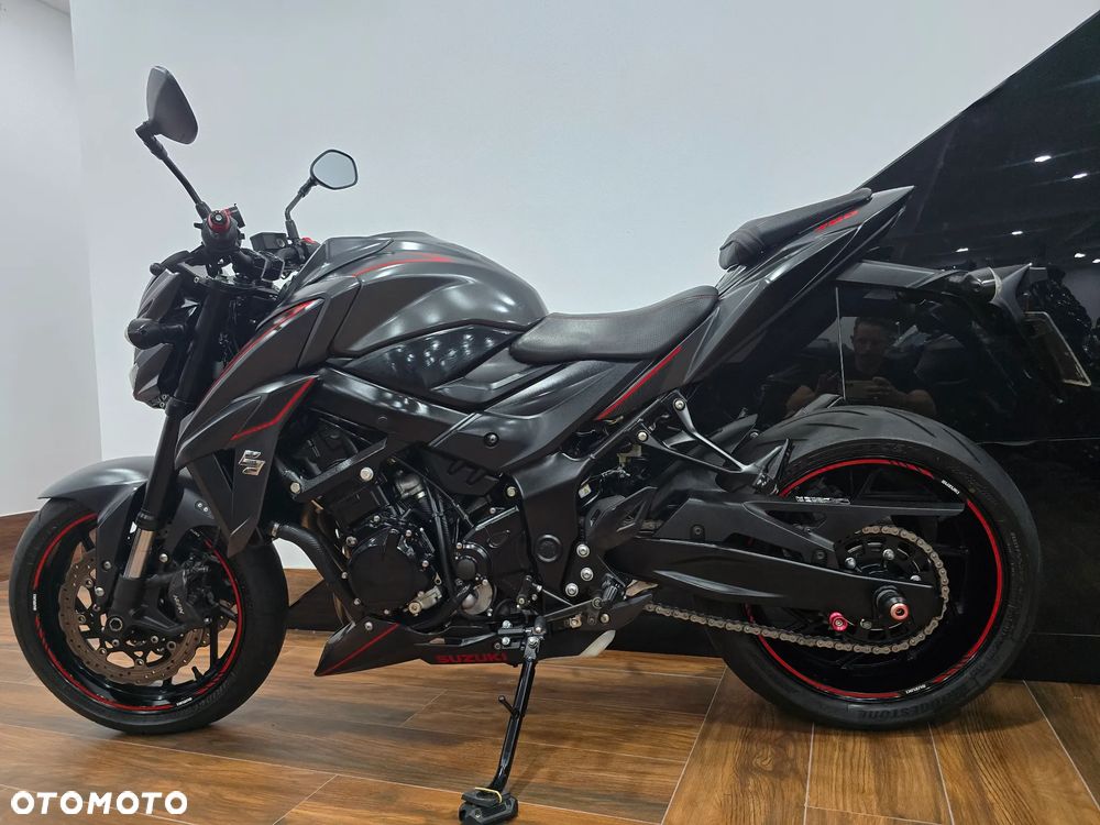 Suzuki GSX - 28