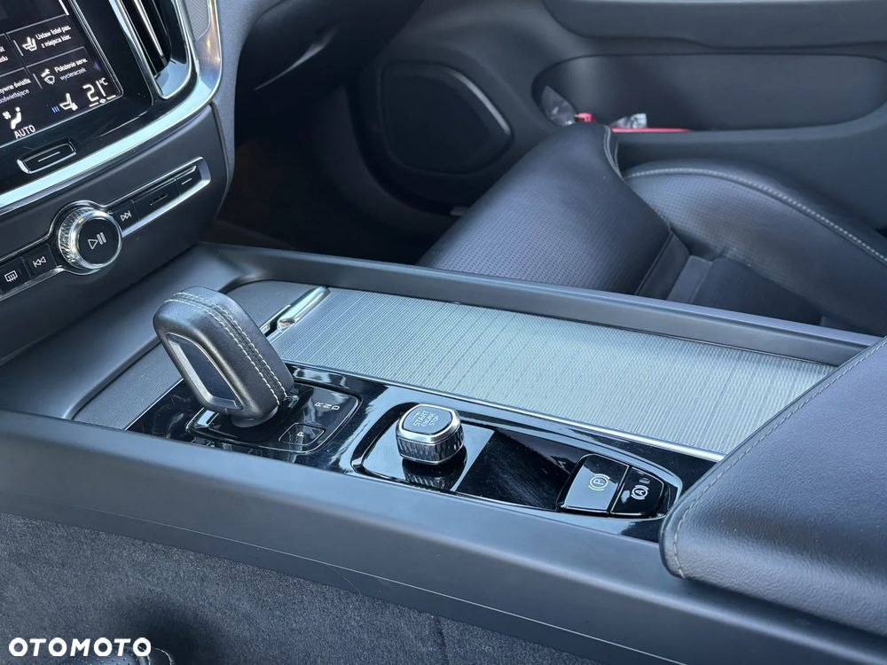 Volvo V60 B4 D R-Design - 25