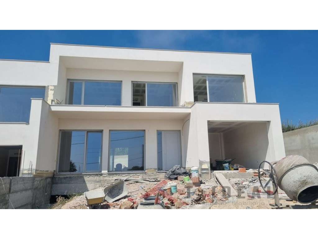 Moradia T3 com Vista Mar, Piscina e Rooftop Panorâmico - Perto da P... - Grande imagem: 3/44