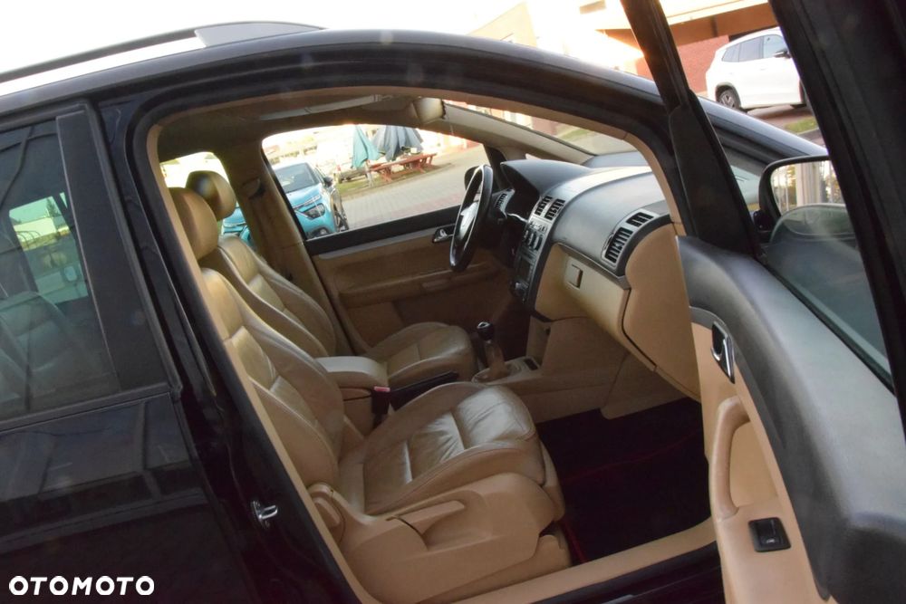 Volkswagen Touran - 22