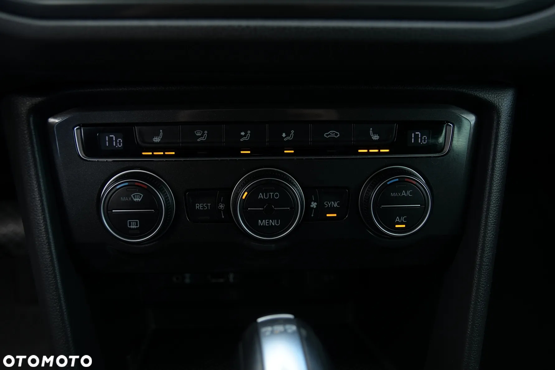 Volkswagen Tiguan - 32