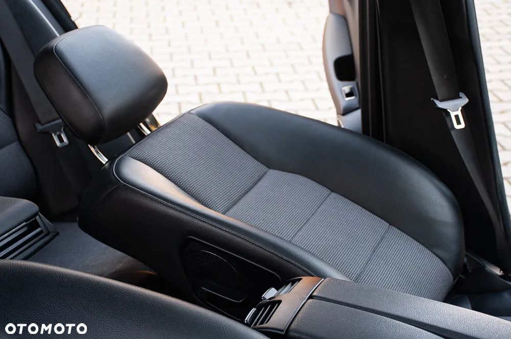 Mercedes-Benz Klasa C 180 T BlueEFFICIENCY Avantgarde - 27