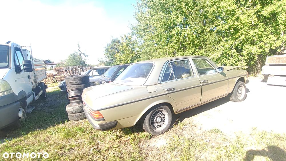Mercedes-Benz W123 - 12