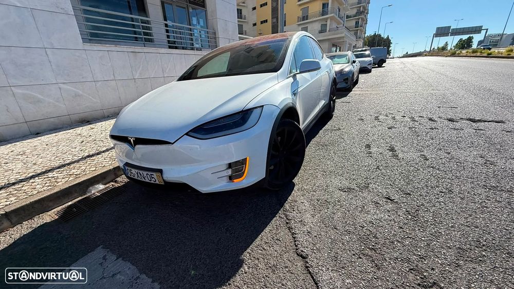 Tesla Model X - 4