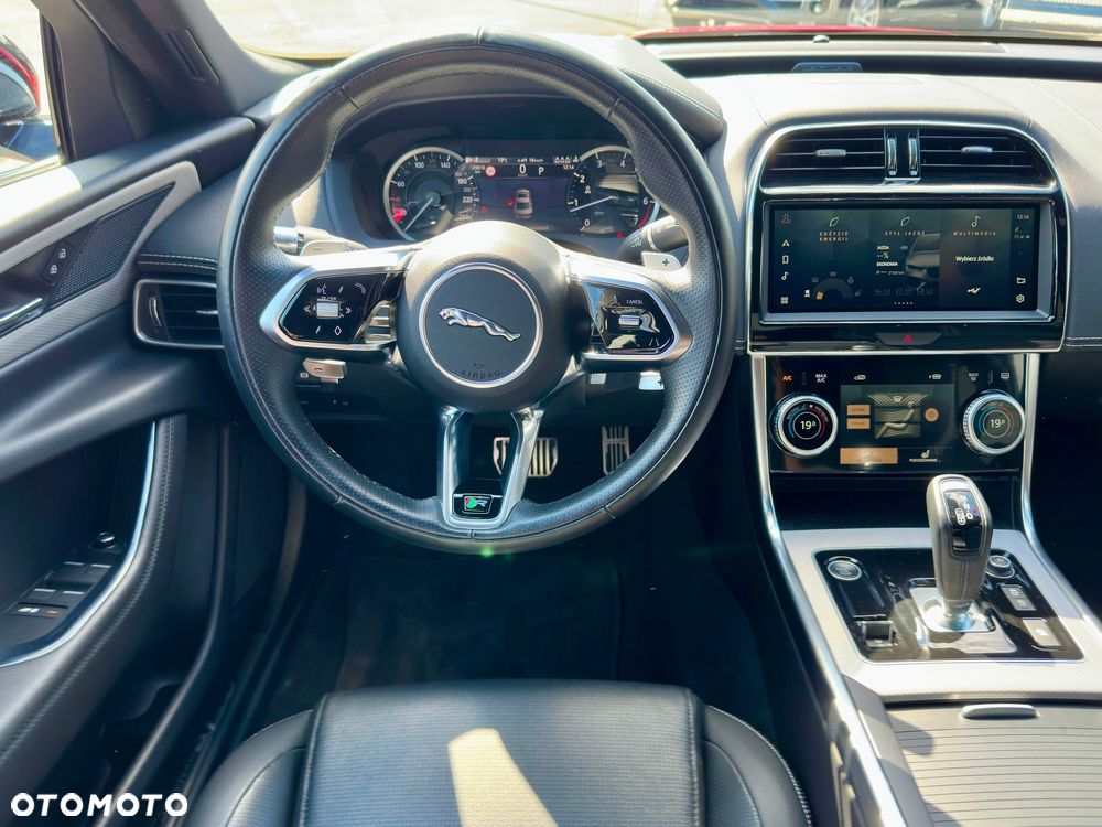 Jaguar XE 2.0 P250 R-Dynamic S - 10
