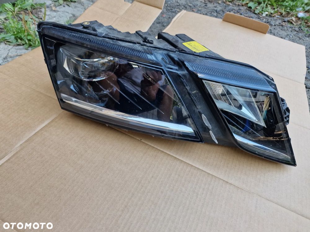 Reflektor xenon full led  prawy przód skoda octavia III lift 8E1 941 016E - 2