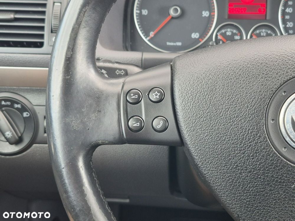 Volkswagen Touran - 31
