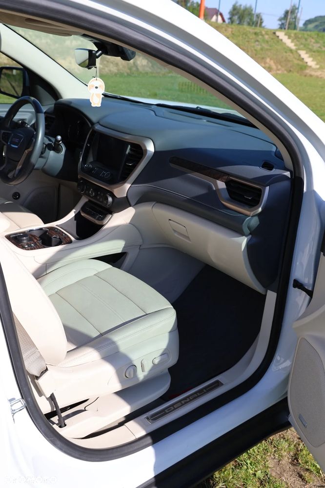 GMC Acadia - 22