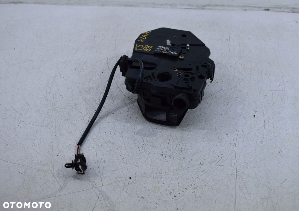 ZAMEK KLAPY BAGAŻNIKA TYŁ TYLNY VW TRANSPORTER T5 - 2