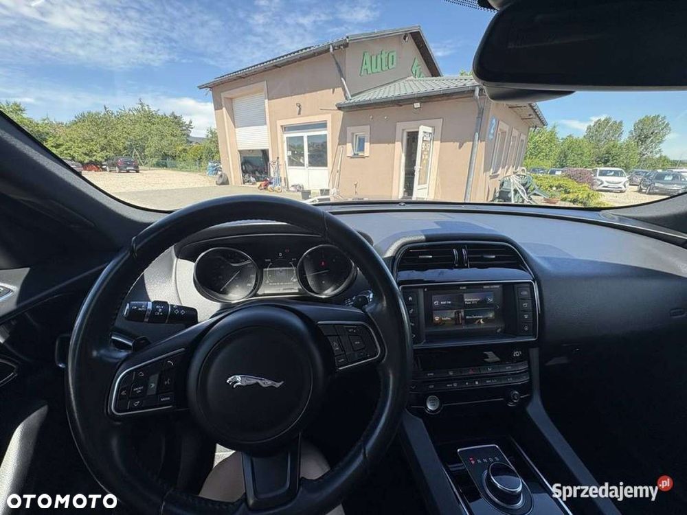 Jaguar F-Pace - 12