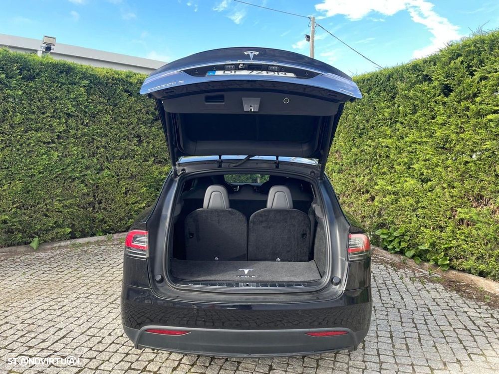 Tesla Model X - 8