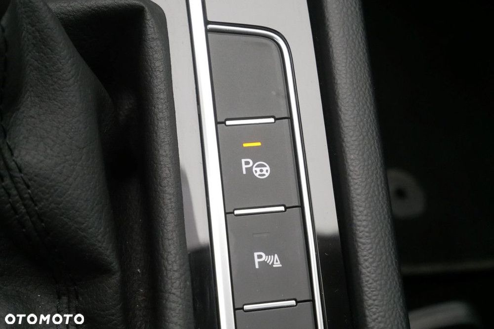Volkswagen Passat Variant 2.0 TSI Elegance DSG - 25