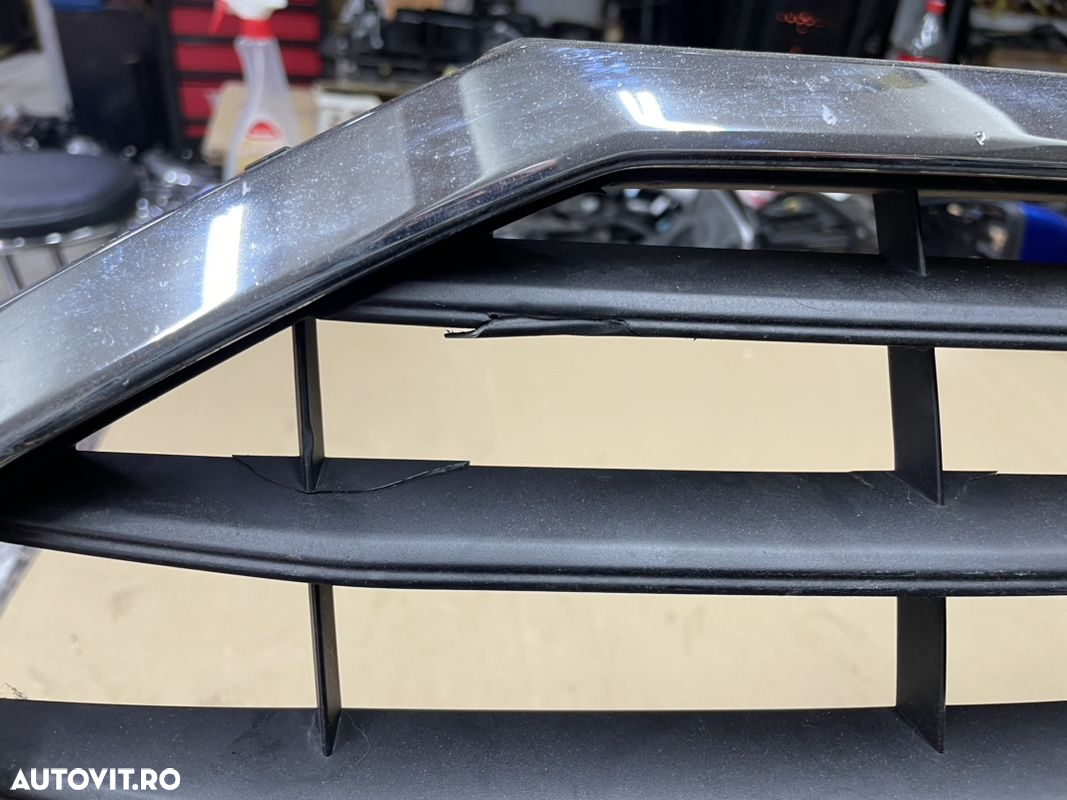 Grila bara fata AUDI A6 C8 an 2020 cod 4k0853651 cu defect - 5