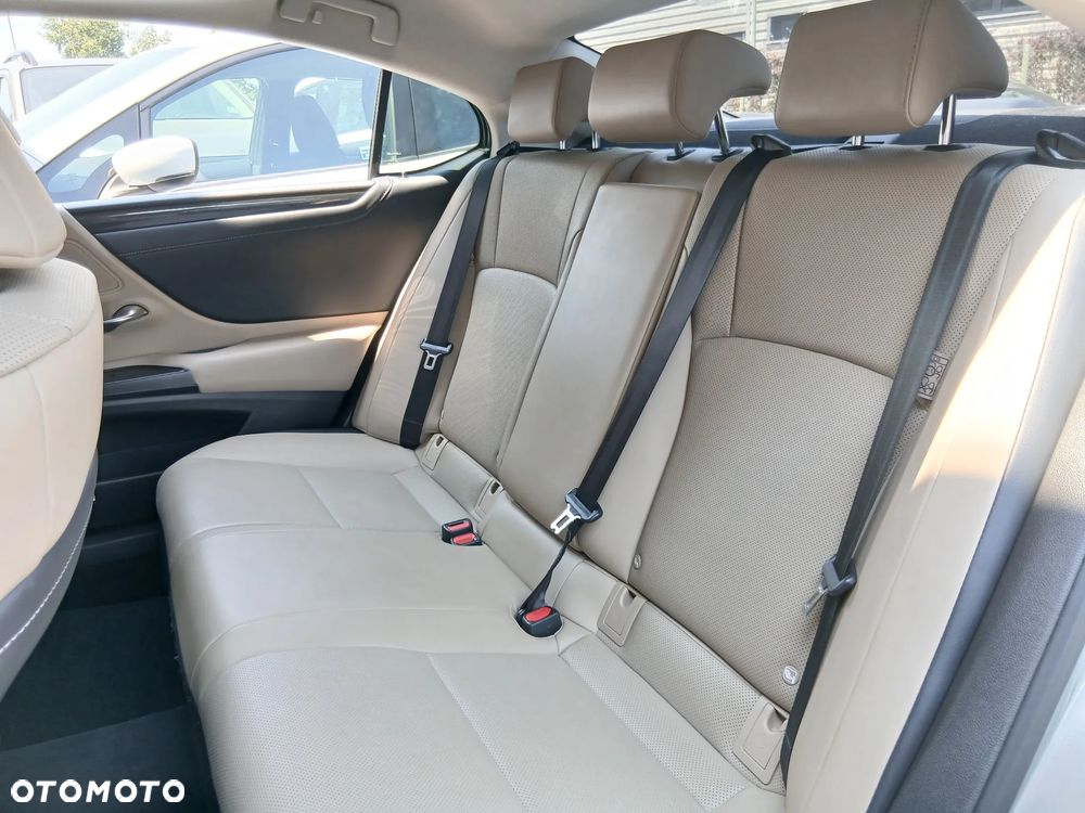 Lexus ES 300h Business Edition - 23