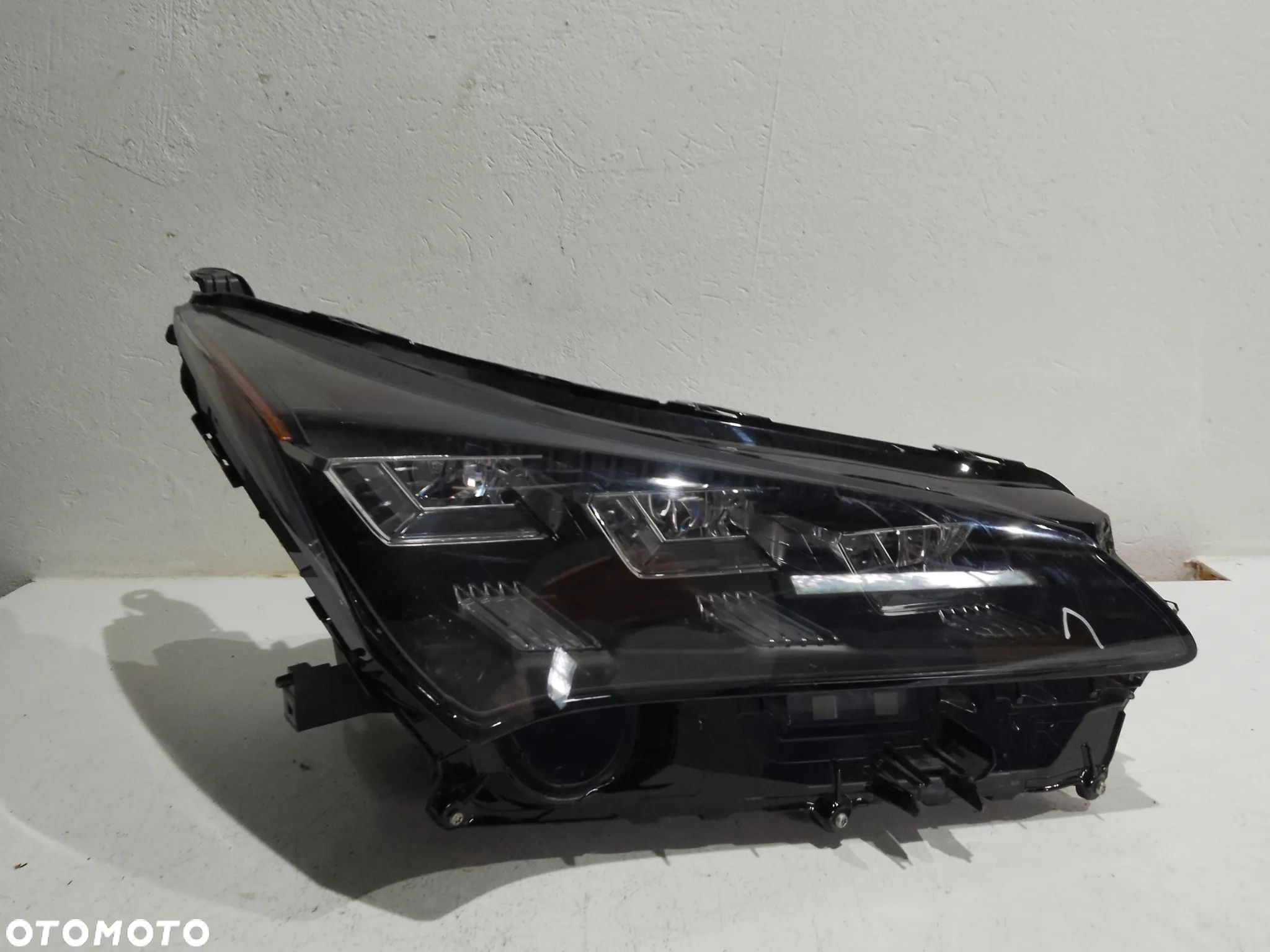 lampa przednia prawa LEXUS NX 200t 300 300h z1 2014-2021r - 1