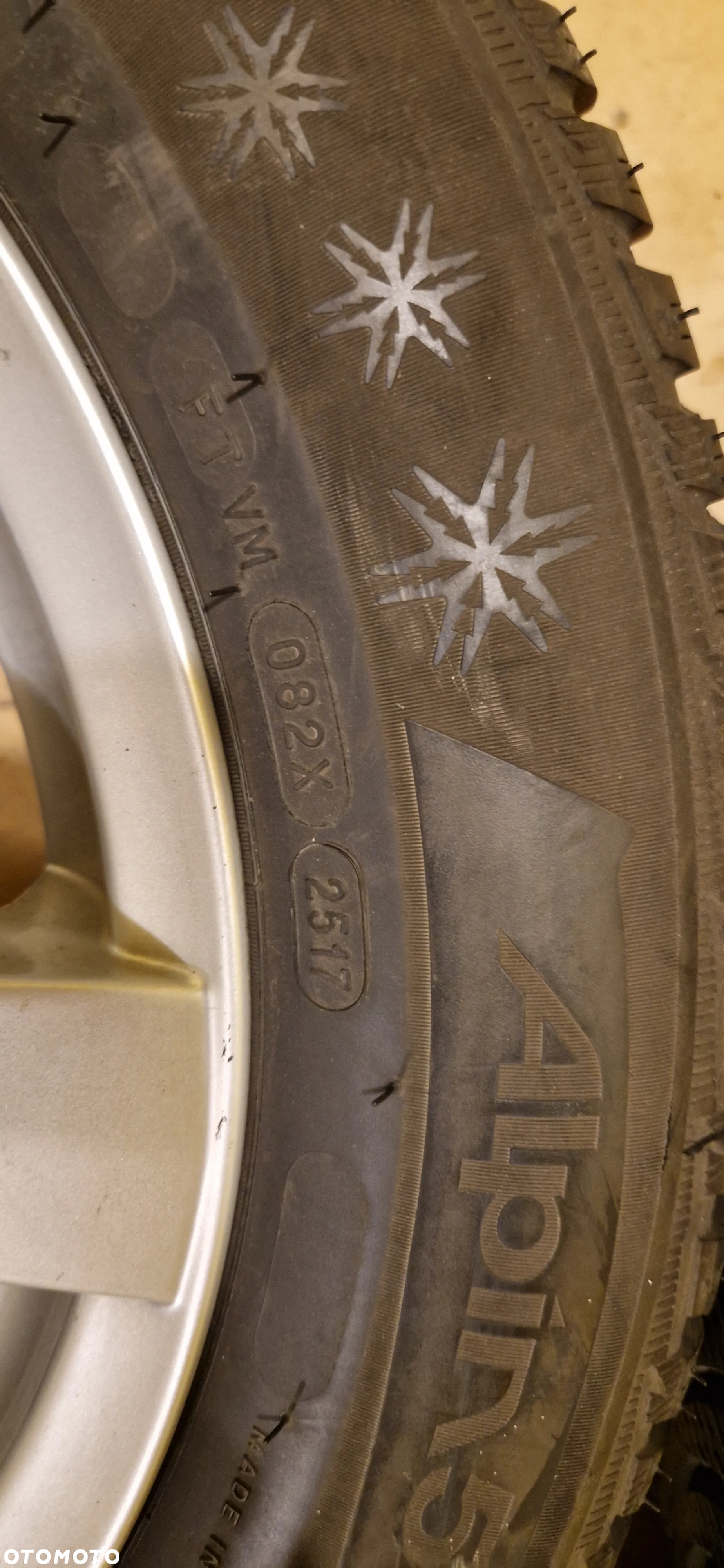 Sprzedam komplet kół z felgami aluminiowymi do VW Passata. Opony Michelin 215/55/R16 - 26
