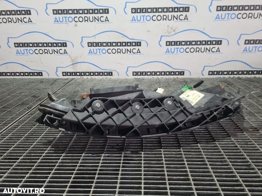 Far Dreapta Jeep Cherokee V 2013 - 2017 SUV 4 Usi (951) Fara xenon - 7