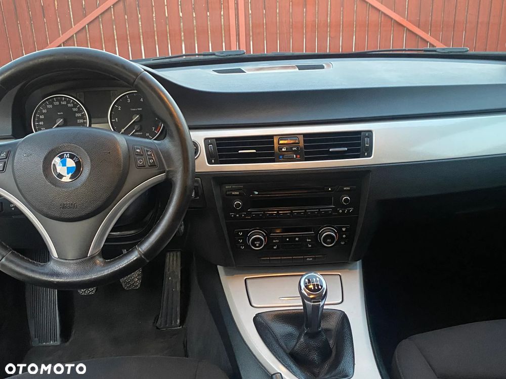 BMW Seria 3 318i - 23