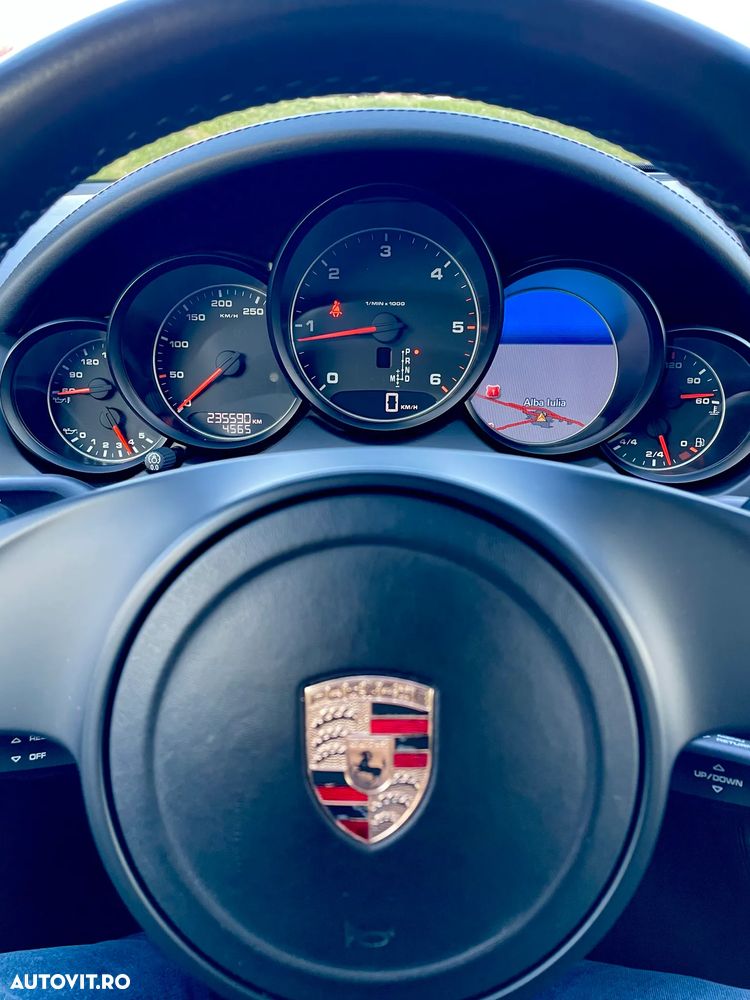 Porsche Cayenne 3.0 L V6 - 8