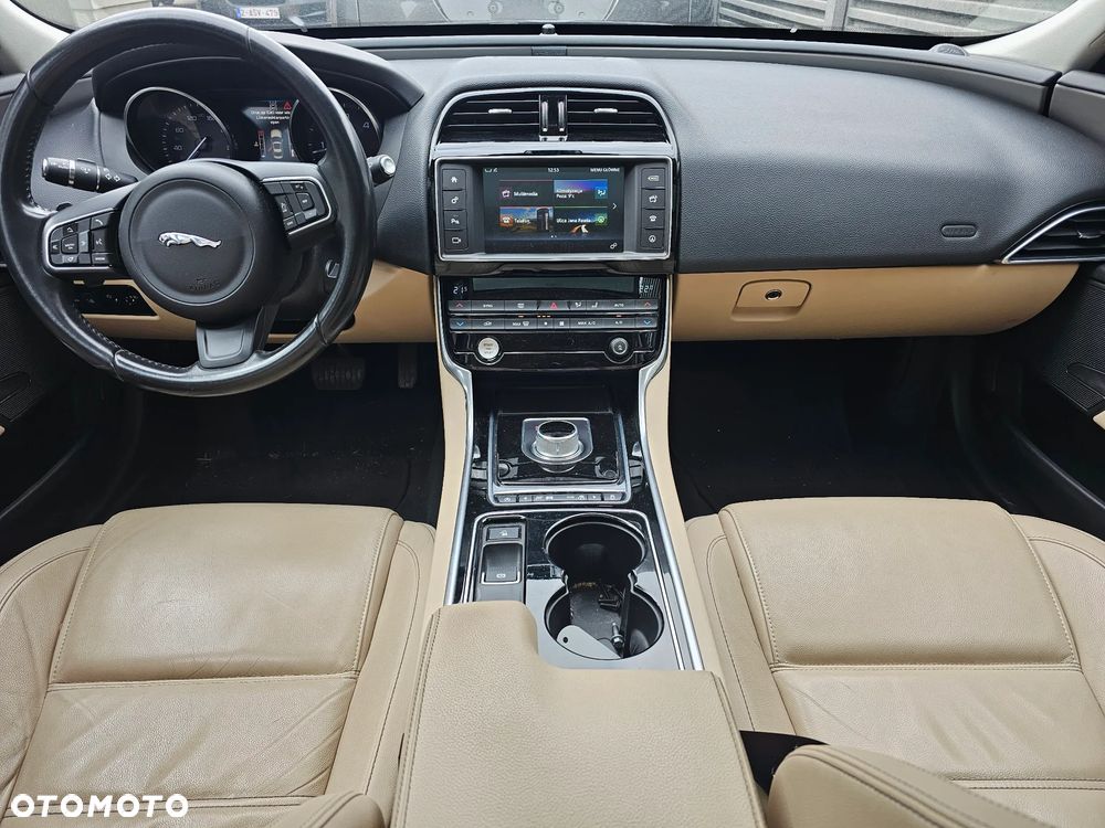 Jaguar XE 20d Prestige - 12