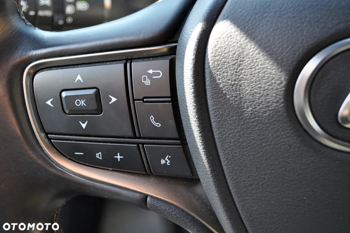 Lexus UX 250h GPF F Impression 2WD - 28