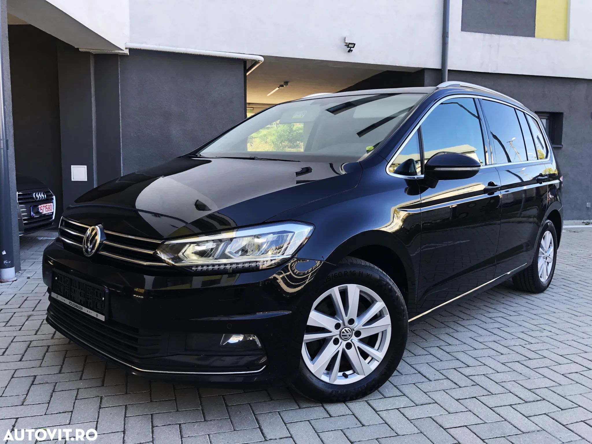 Volkswagen Touran 2.0 TDI DSG Highline - 1
