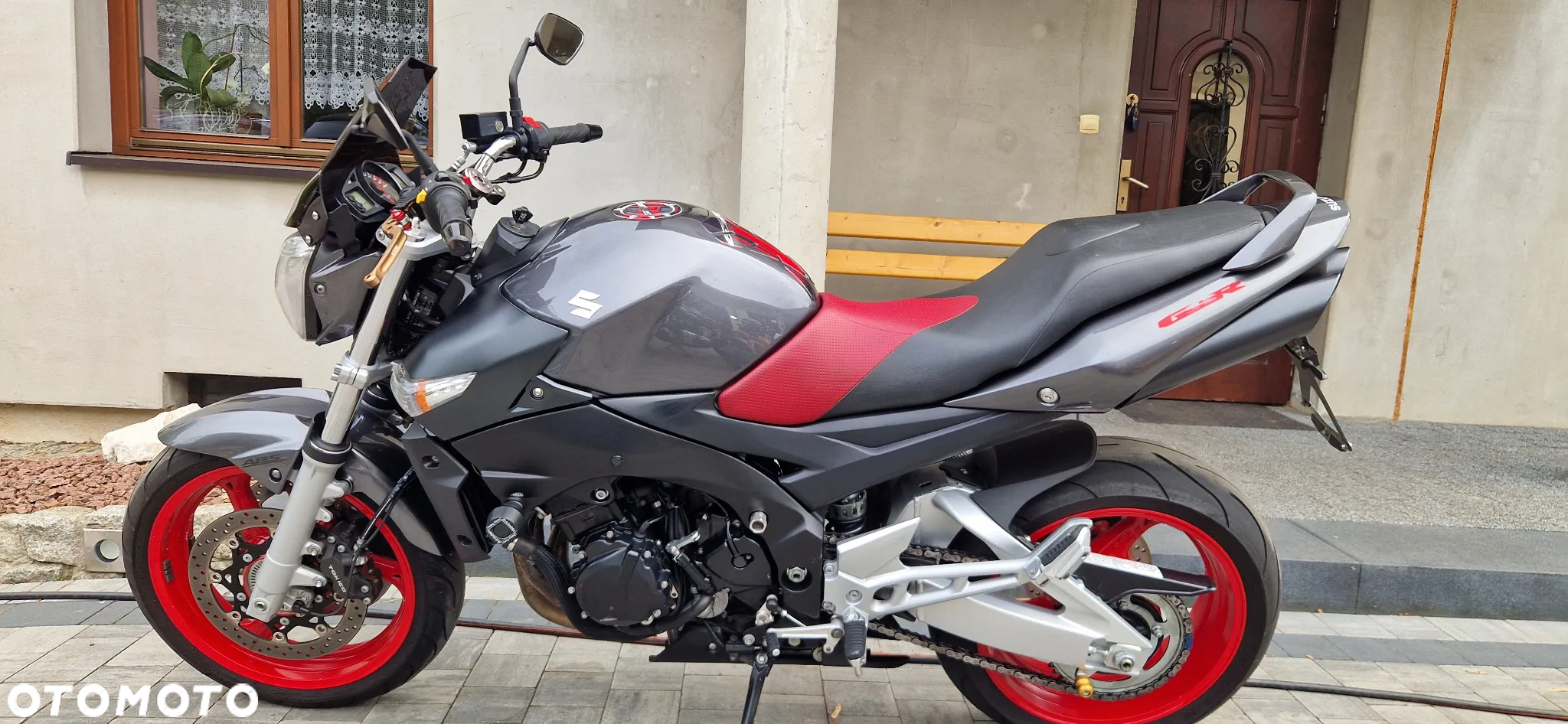 Suzuki GSR - 16