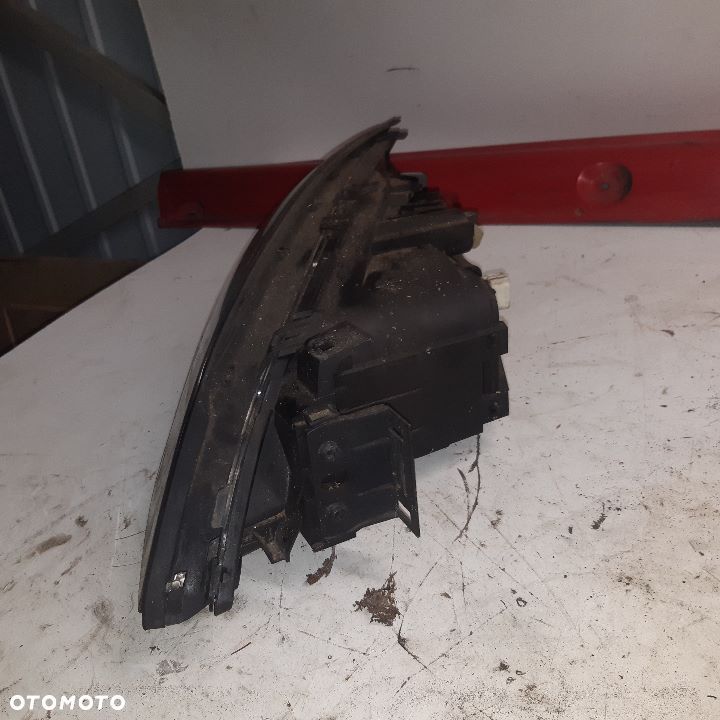 lampa przednia prawa Mondeo MK3 - 2