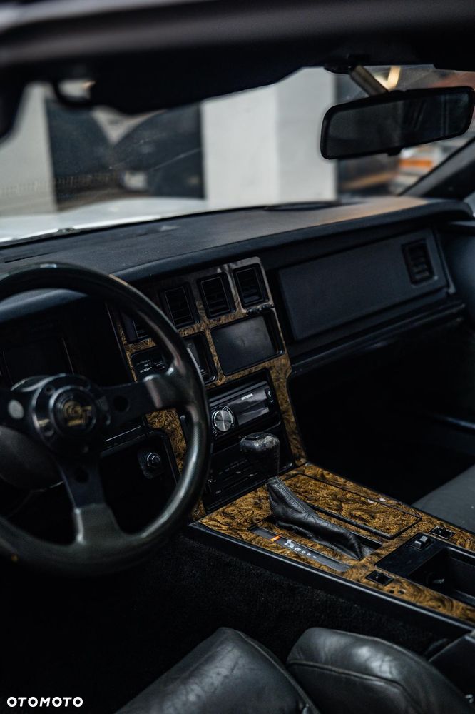 Chevrolet Corvette - 14