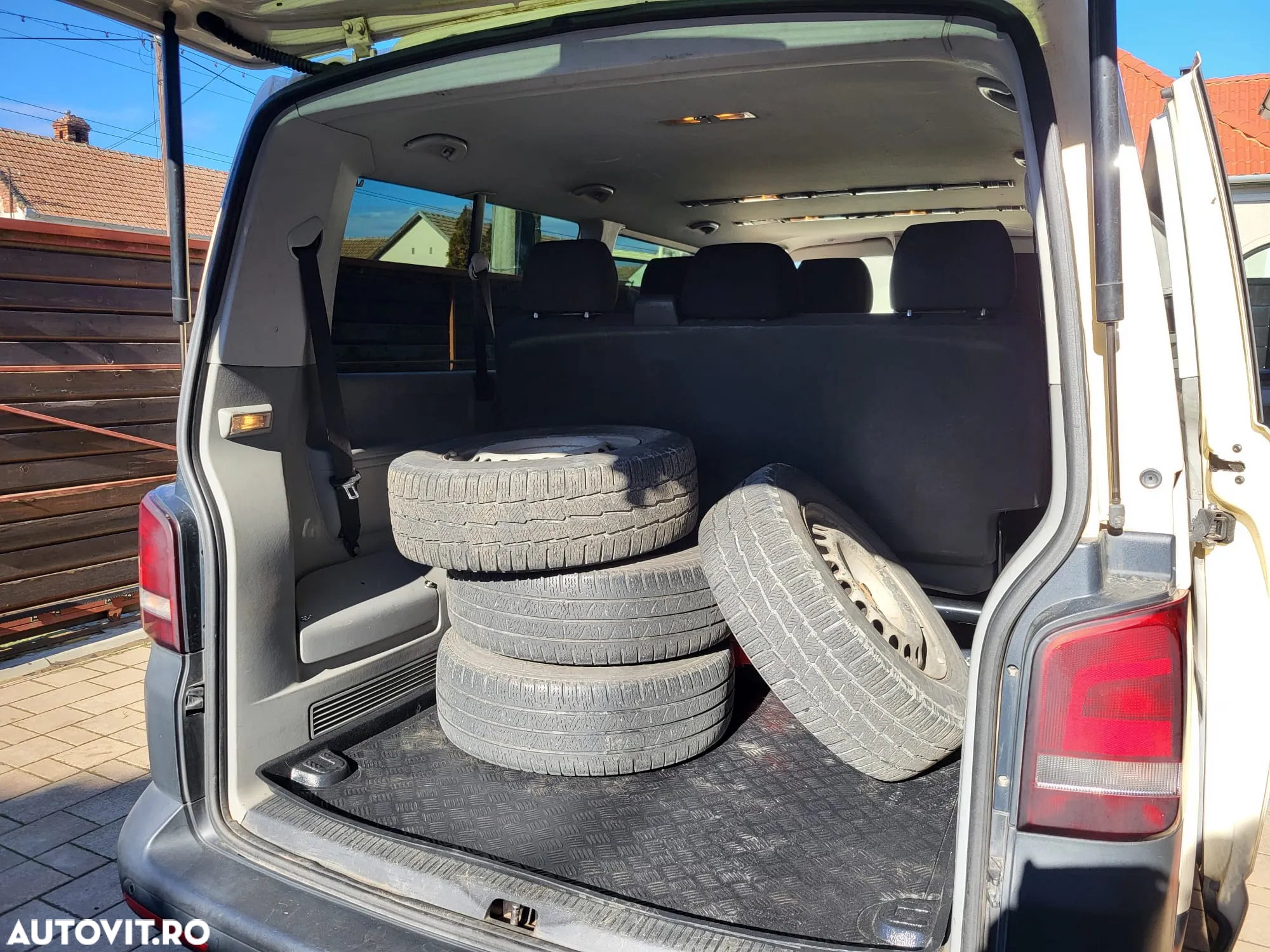 Volkswagen Caravelle - 8