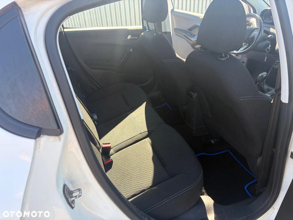 Peugeot 208 - 11