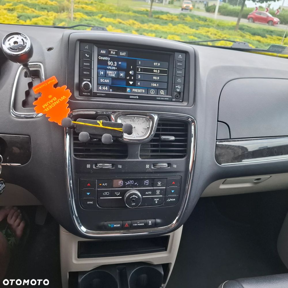 Chrysler Town & Country - 20