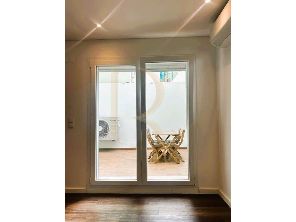 Apartamento T2 remodelado com terraço no centro de Almada - Grande imagem: 2/20