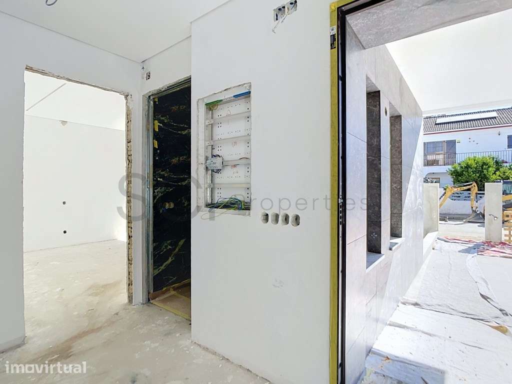 Moradia Independente com 4 Suítes, Garagem e Piscina em Fernão Ferro - Grande imagem: 5/51