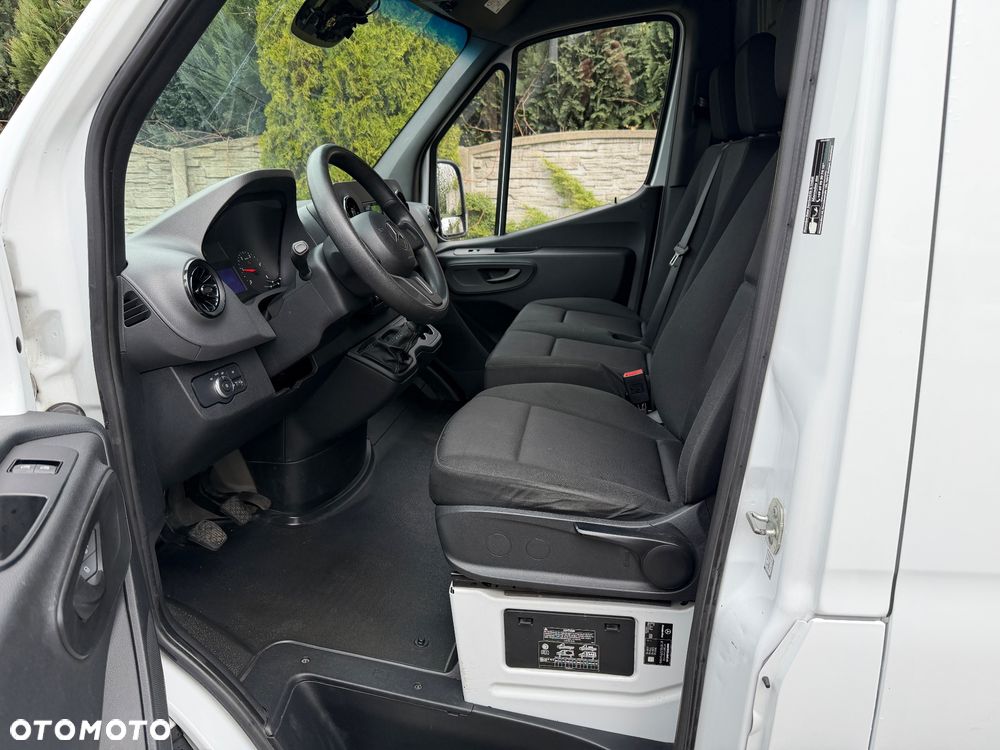 Mercedes-Benz Sprinter 907 - 35