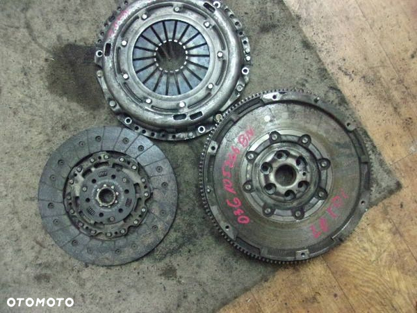 AUDI 2.0 TDI KOŁO DWUMASOWE 03G105266BN KOMPLET