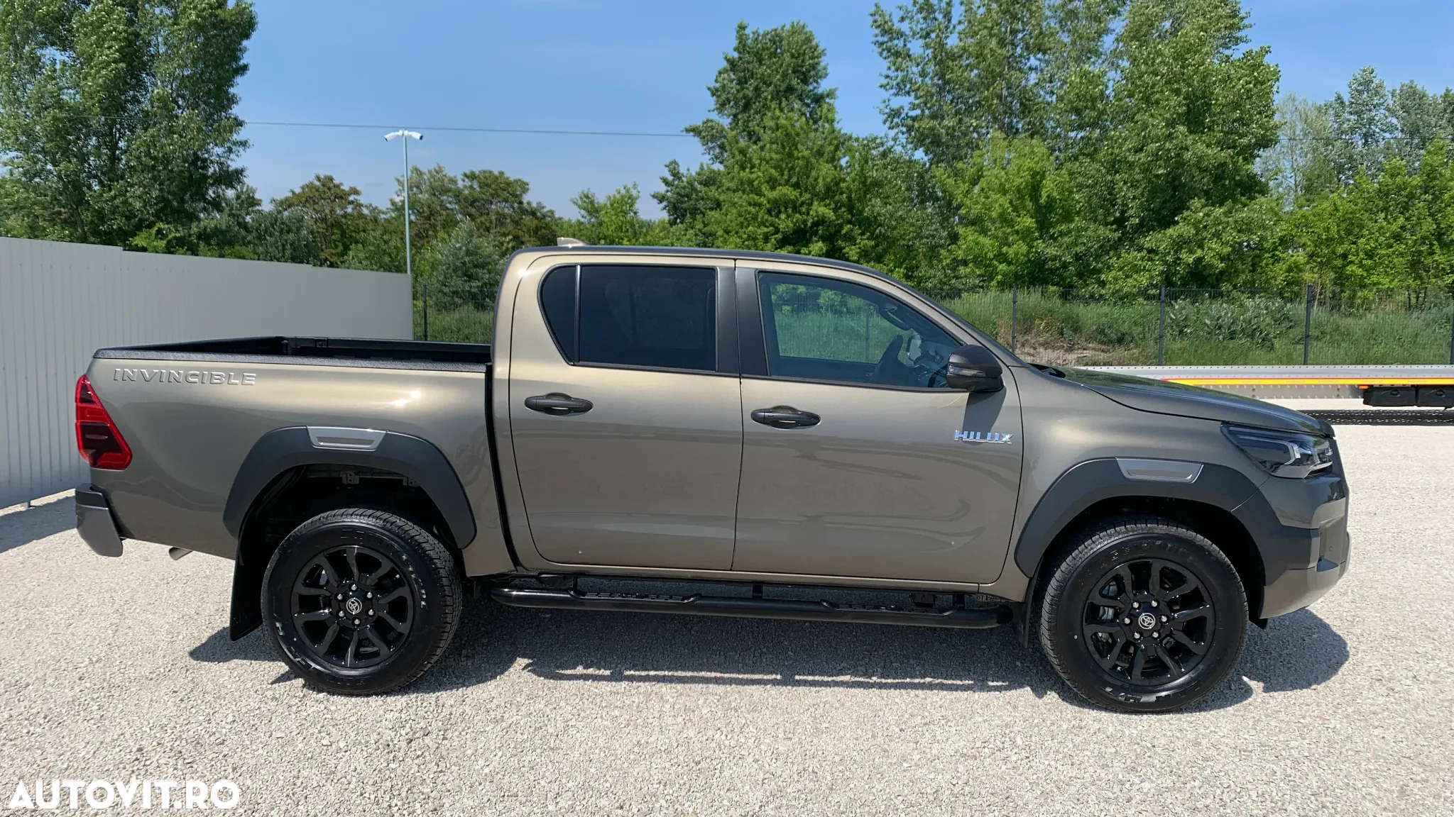 Toyota Hilux 2.8D 204CP 4x4 Double Cab AT MHEV Invincible Color Edition (3E5) - 2