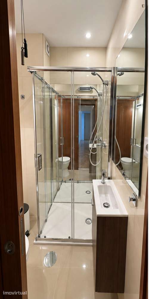 Quarto - localizado em Mafamude Porto - Grande imagem: 4/12