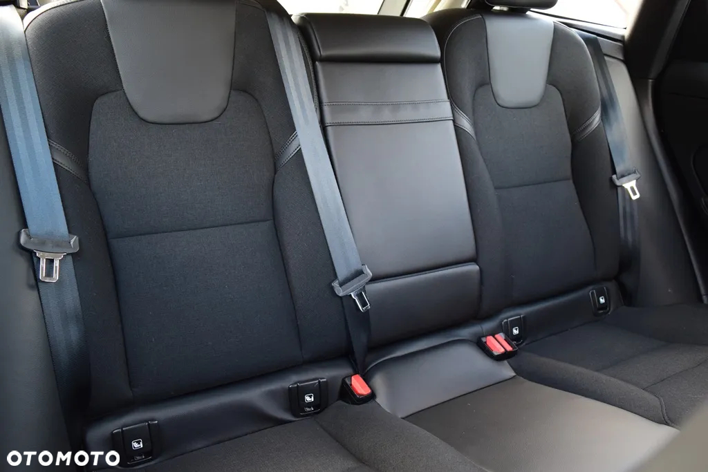 Volvo XC 60 T5 AWD Momentum Pro - 28