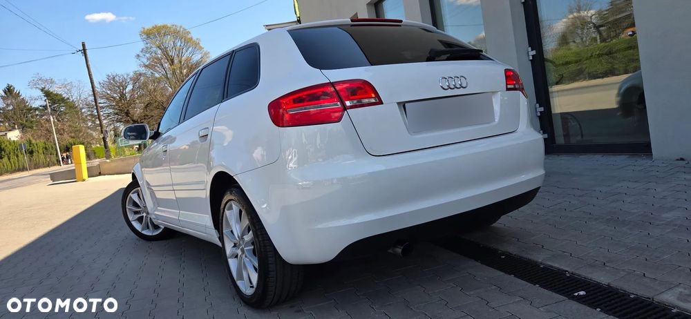 Audi A3 Sportback 1.6 TDI DPF S line Sportpaket - 4