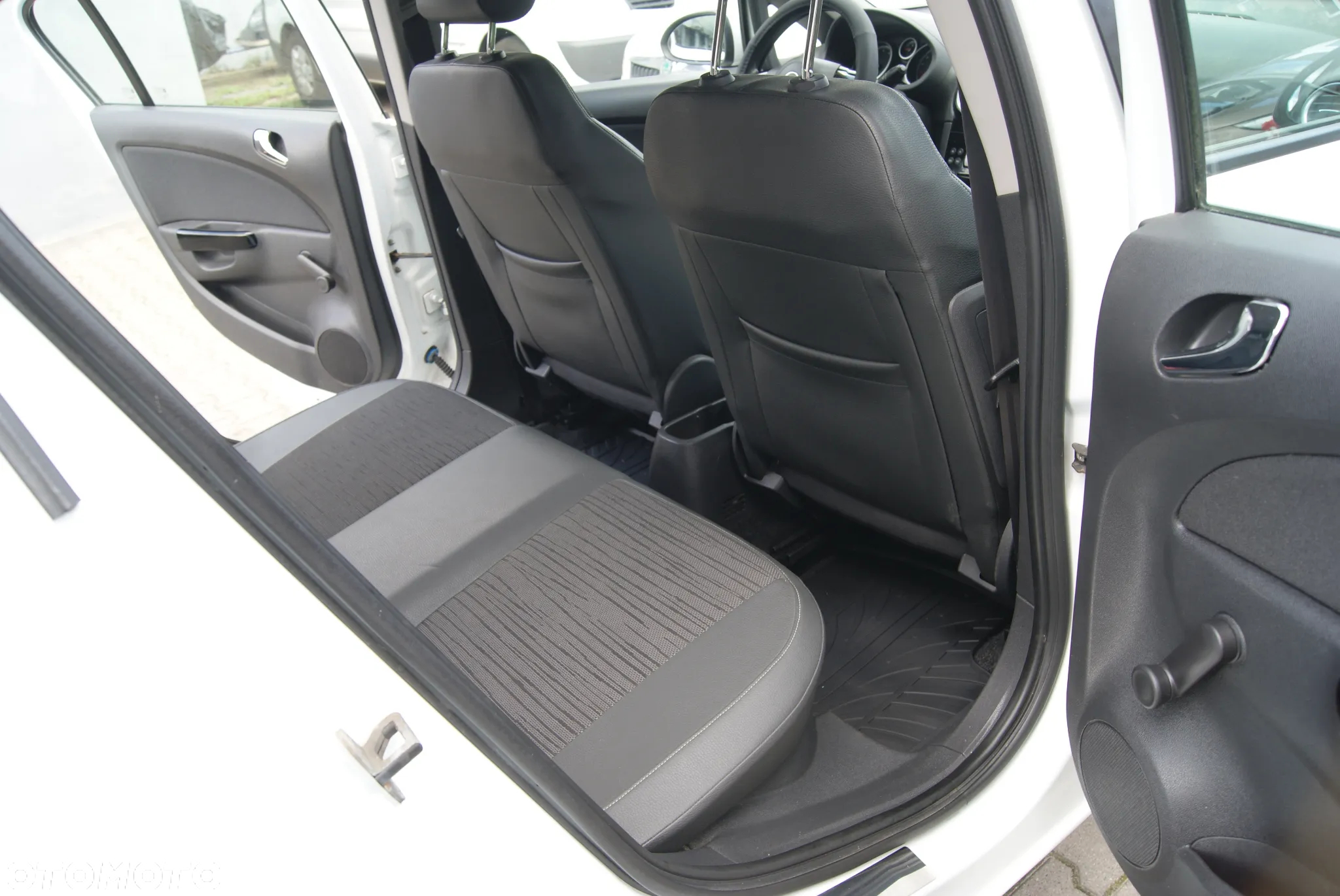 Opel Corsa 1.2 16V Essentia - 13